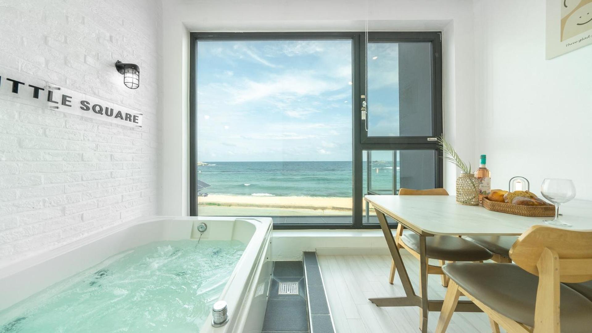 Goseong Littlesquare Oceanview Pension エクステリア 写真